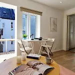 Dom wakacyjny Center Terrace In Quiet Backyard - Stylish *