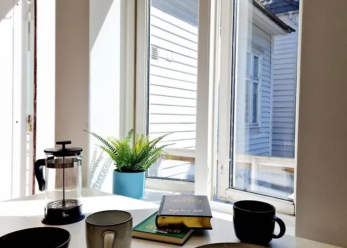 Center Terrace In Quiet Backyard - Stylish بيت للعطل